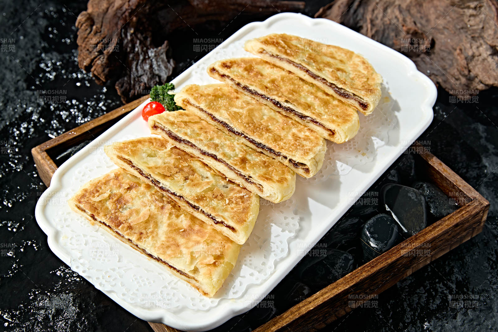 白色瓷盘装美味糖酥饼图片