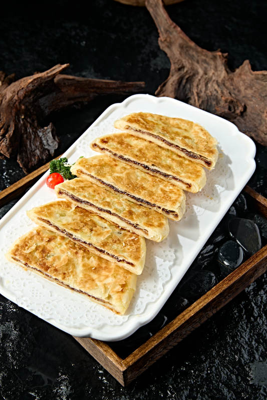 白色瓷盘装美味糖酥饼图片