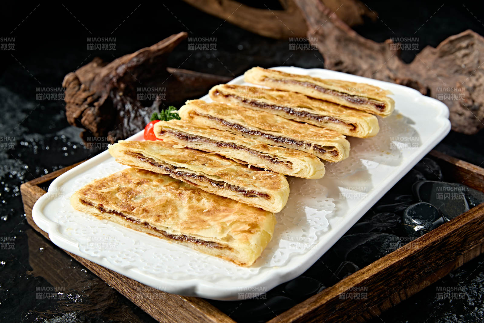 白色瓷盘装美味糖酥饼图片