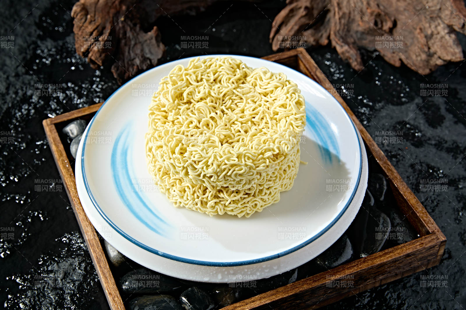 高档火锅料理食材方便面饼图片