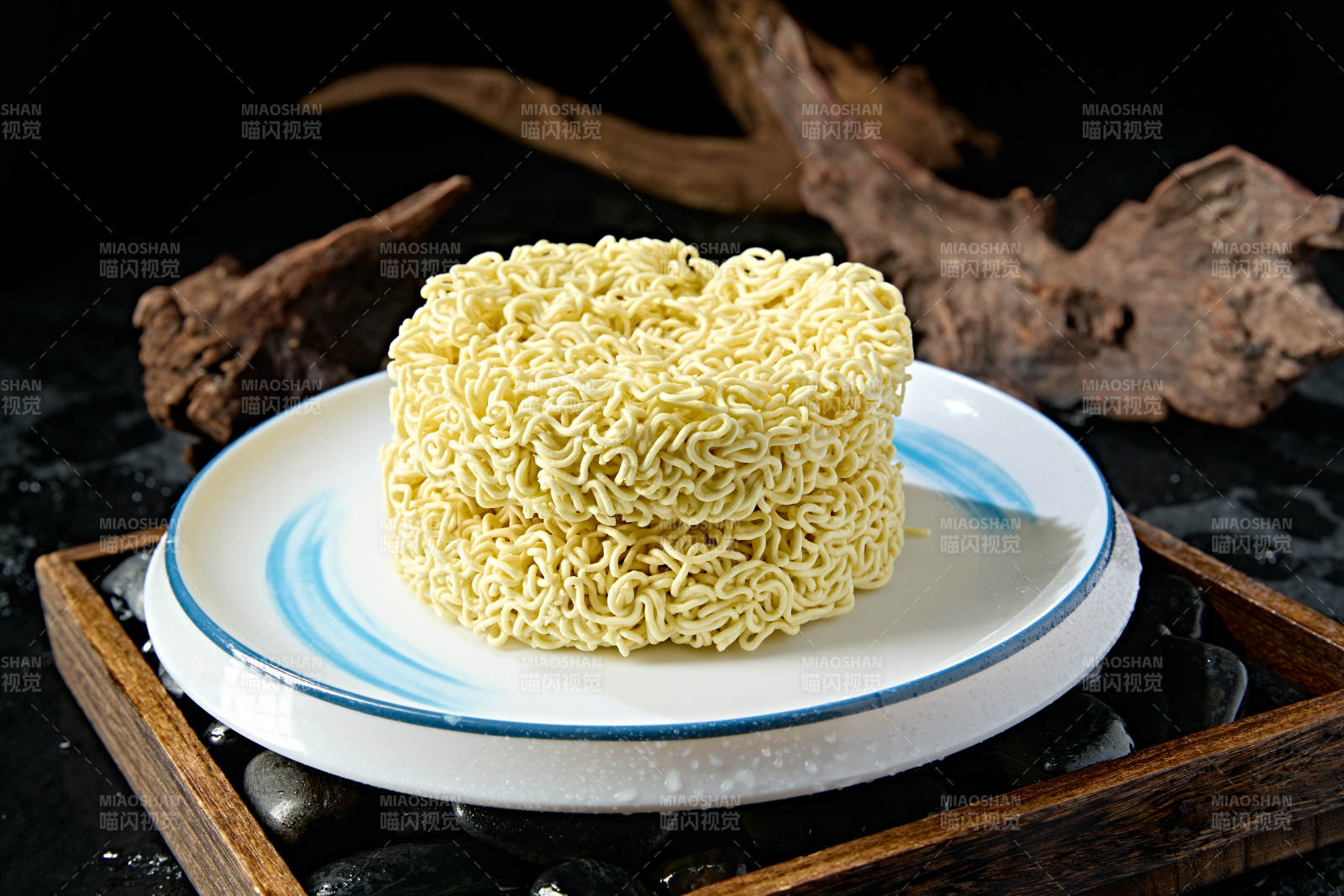 高档火锅料理食材方便面饼图片