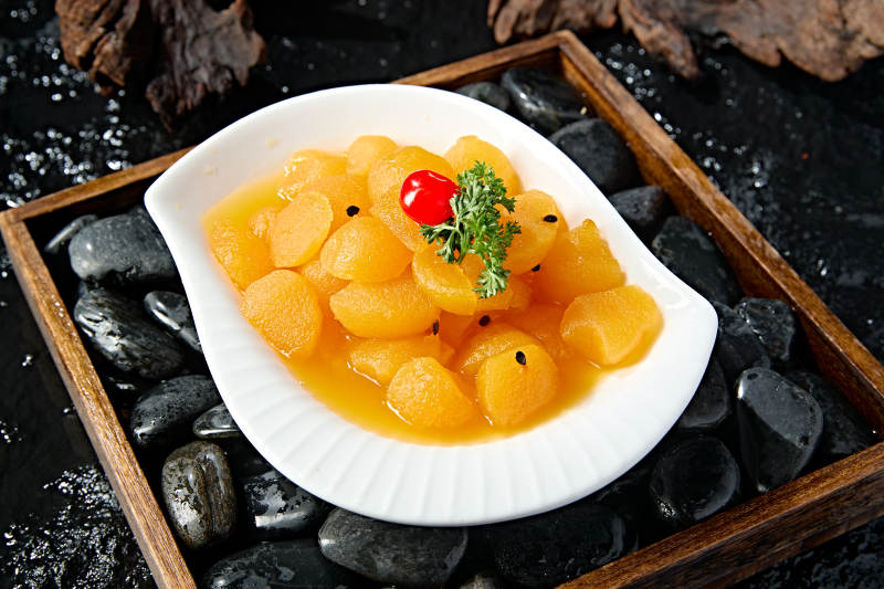 白色瓷盘装的沙棘汁雪梨图片