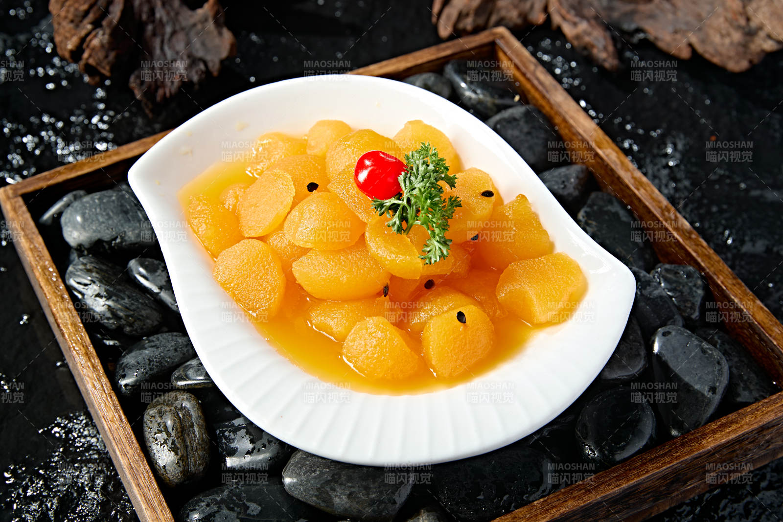 白色瓷盘装的沙棘汁雪梨图片