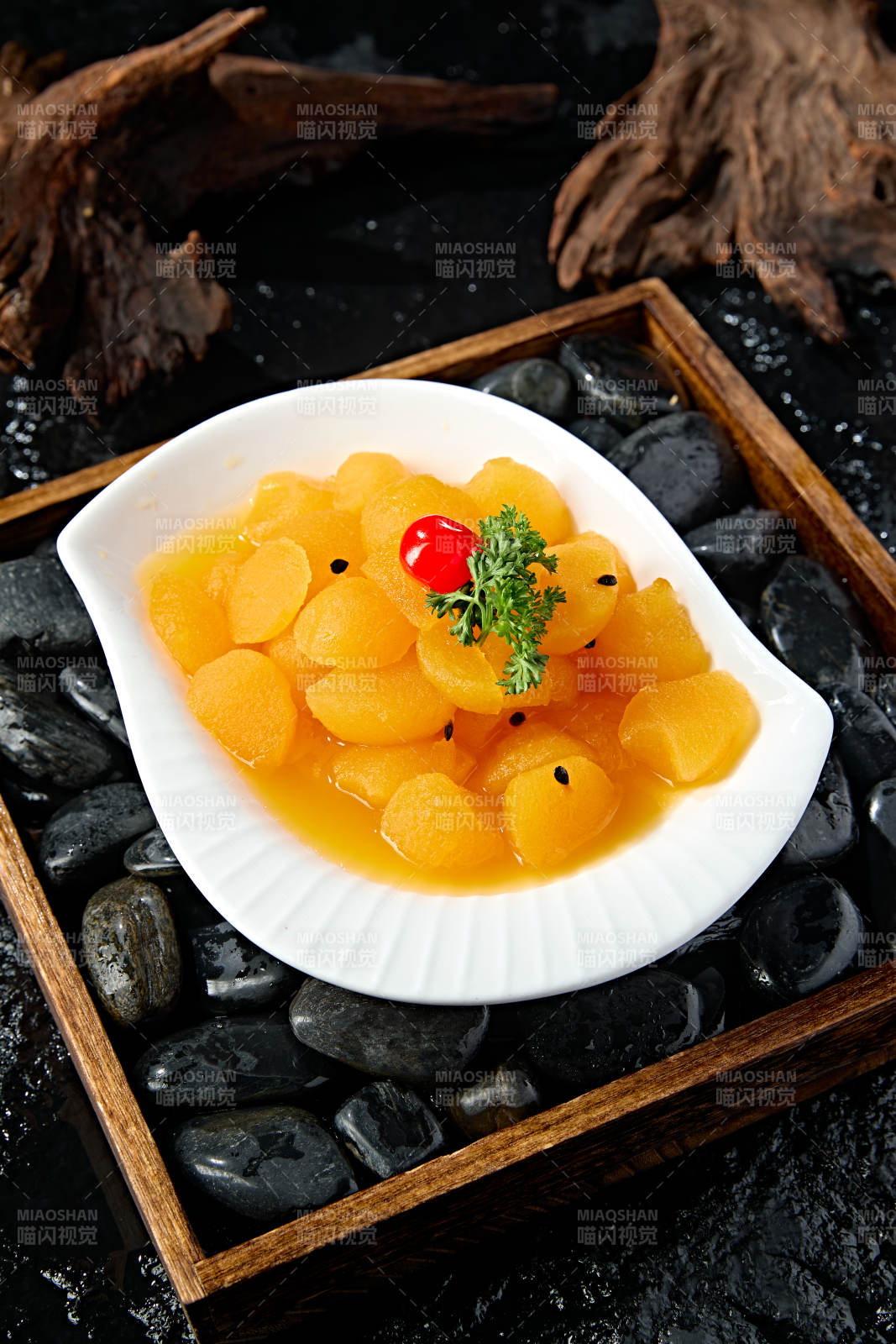 白色瓷盘装的沙棘汁雪梨图片