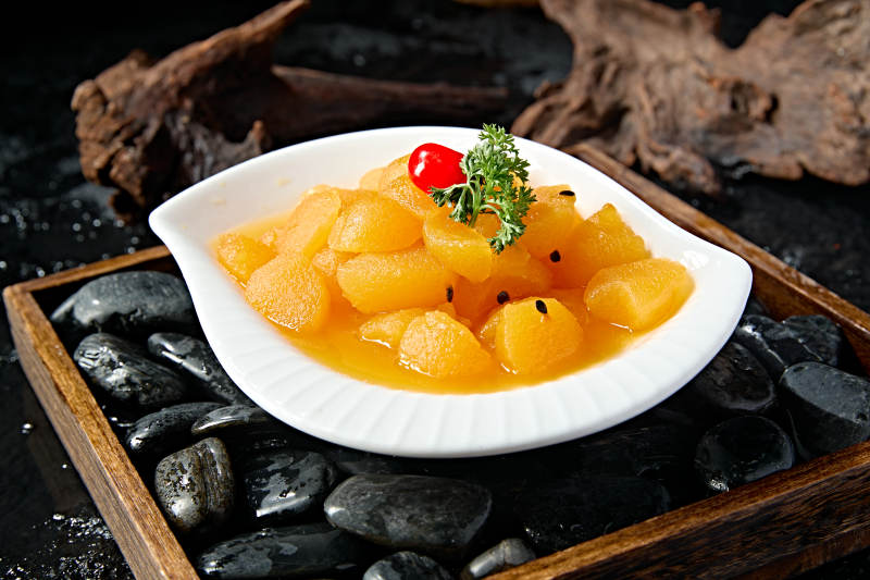 白色瓷盘装的沙棘汁雪梨图片