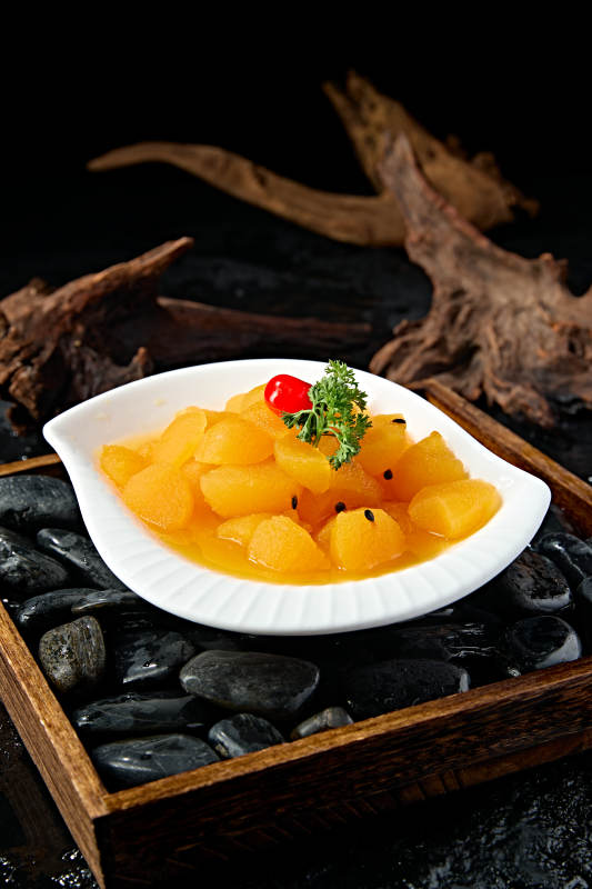 白色瓷盘装的沙棘汁雪梨图片