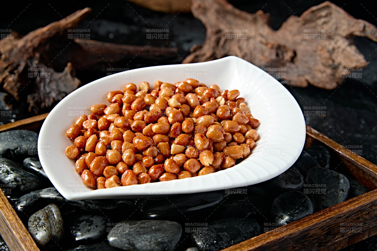 佐酒小吃油炸花生米图片