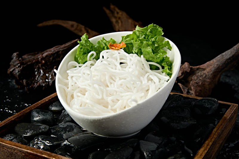 青色瓷盘装的火锅食材土豆粉条图片