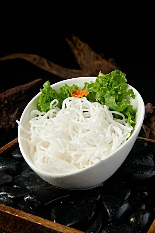 青色瓷盘装的火锅食材土豆粉条图片