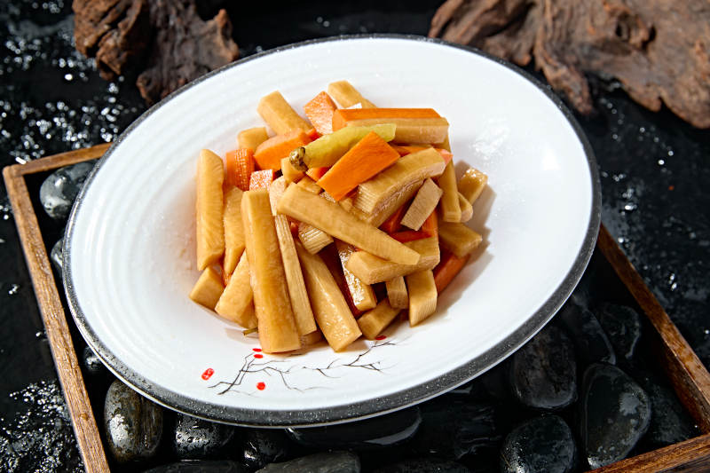 精美餐具装的酸香腌萝卜图片