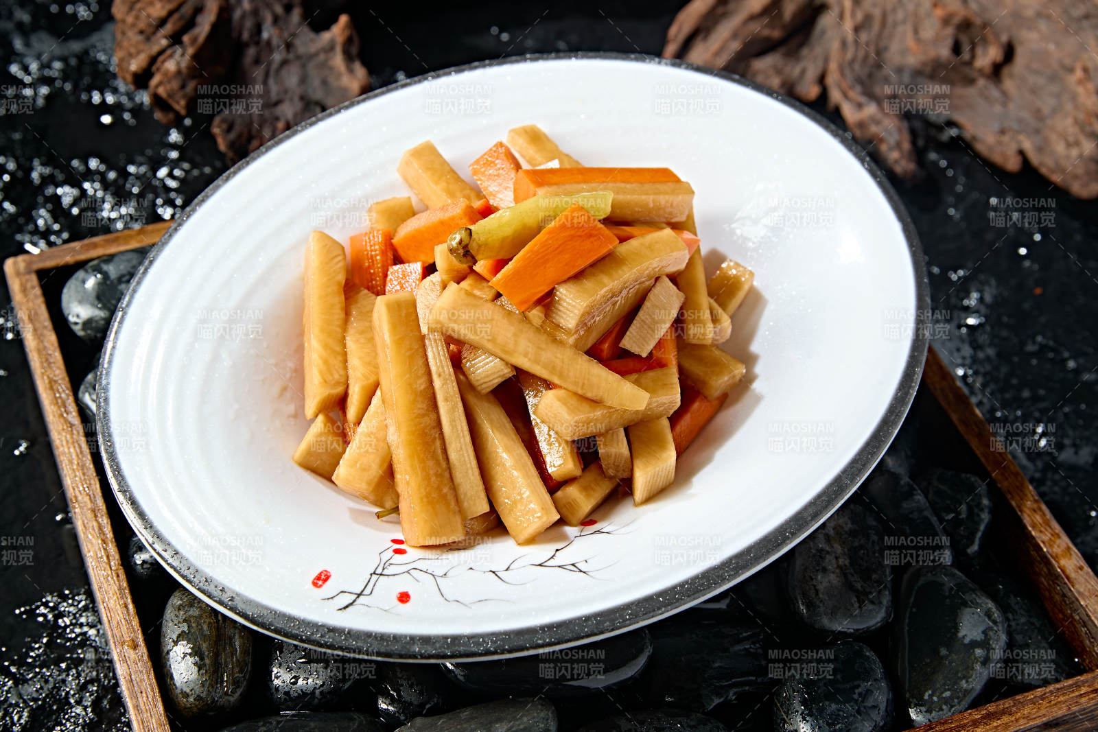 精美餐具装的酸香腌萝卜图片