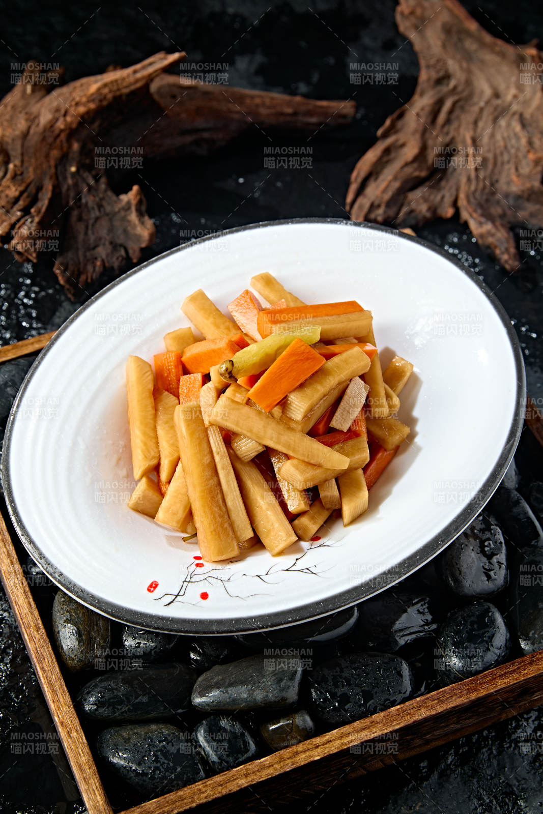 精美餐具装的酸香腌萝卜图片