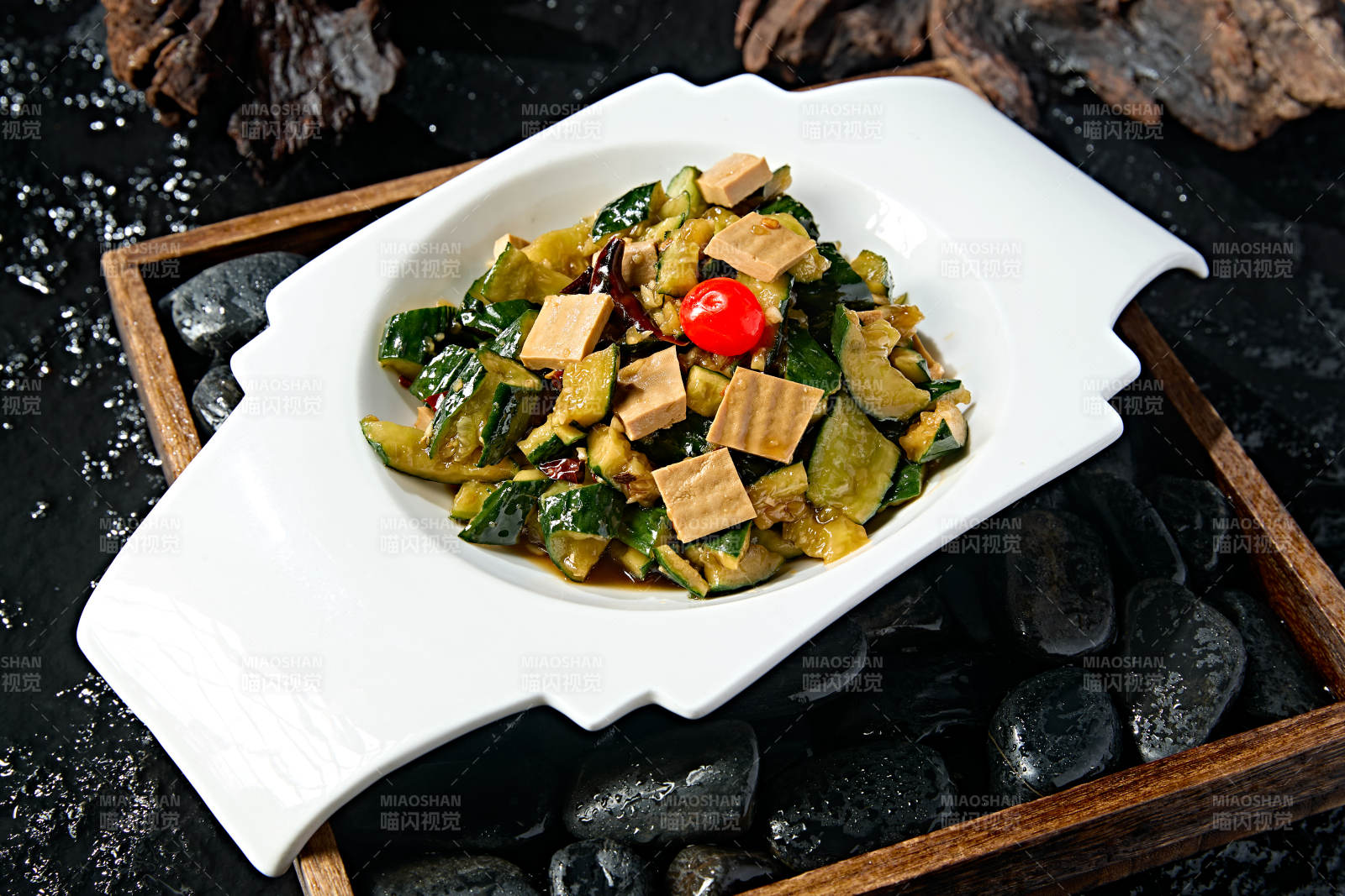 芥末油拌盐水腌黄瓜条熏豆干图片