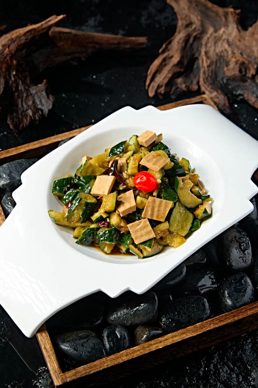 芥末油拌盐水腌黄瓜条熏豆干图片