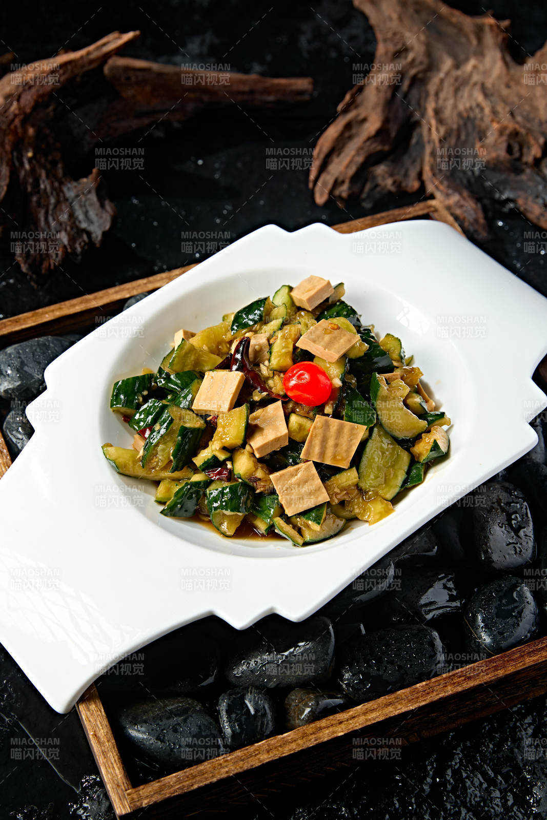 芥末油拌盐水腌黄瓜条熏豆干图片