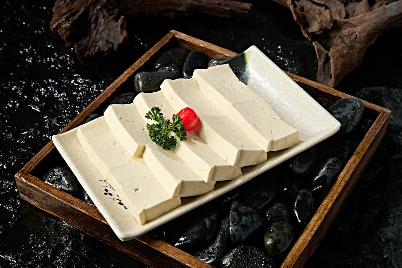 一盘新鲜的嫩豆腐切片图片