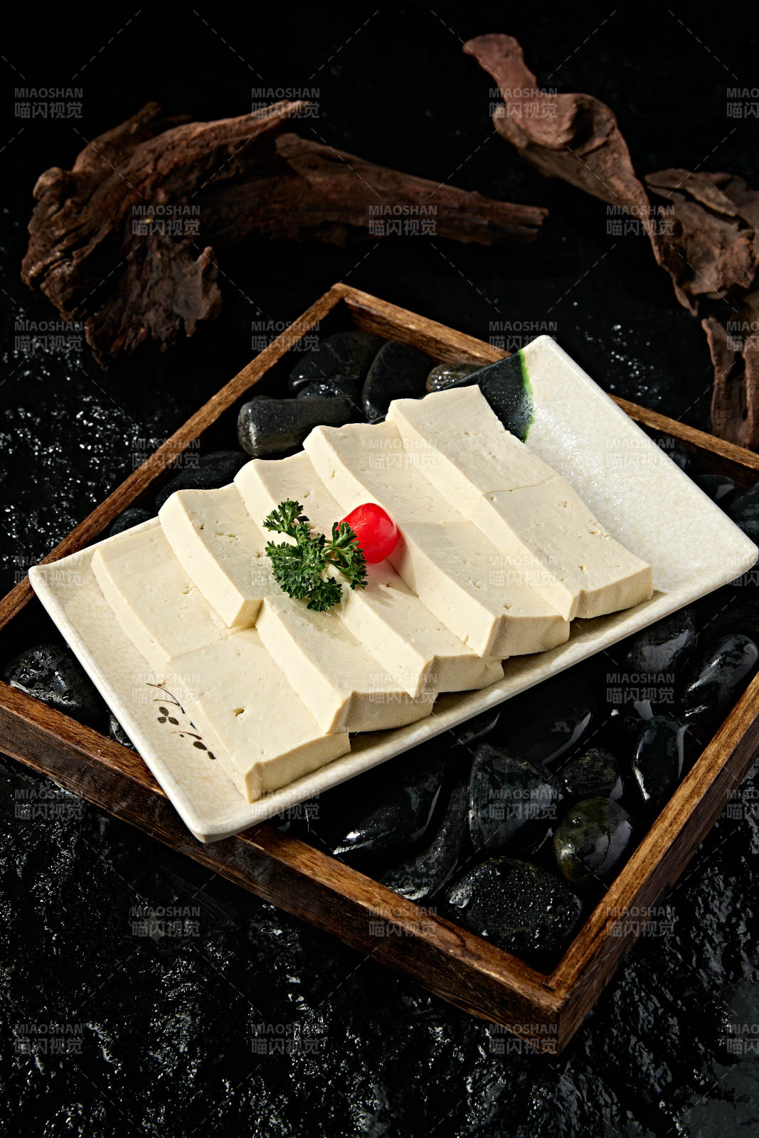 一盘新鲜的嫩豆腐切片图片