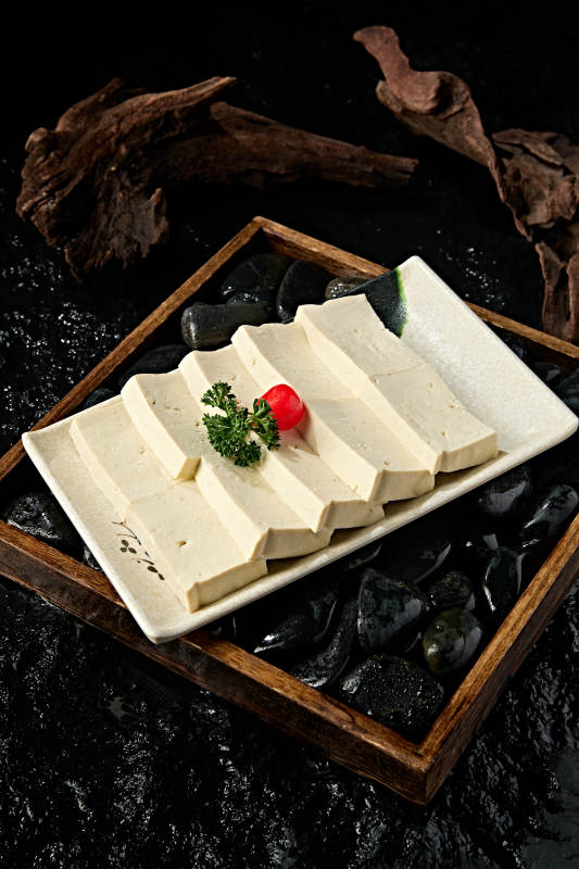 一盘新鲜的嫩豆腐切片图片