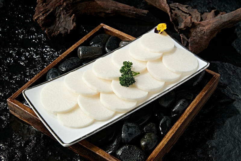 一盘新鲜白萝卜切片图片