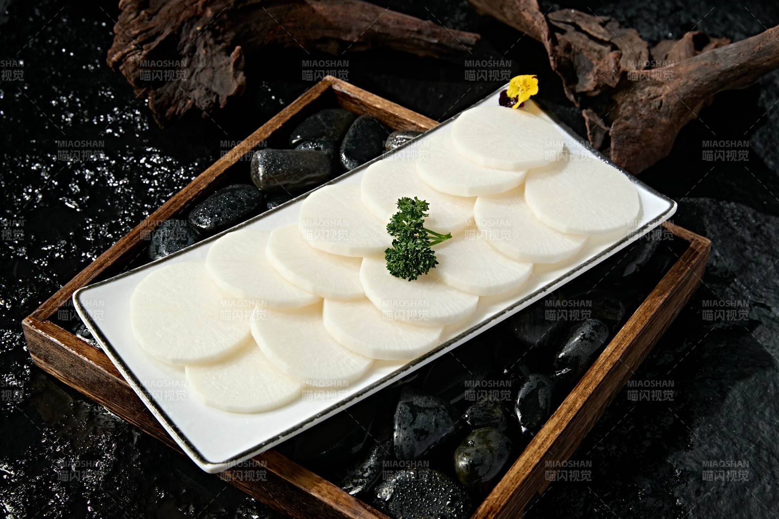 一盘新鲜白萝卜切片图片