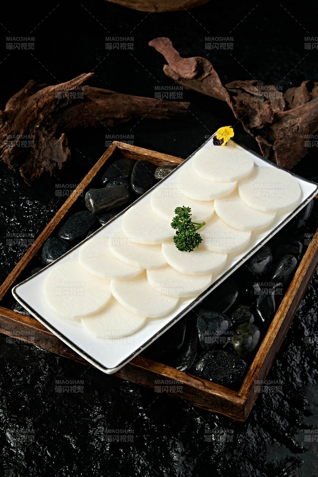 一盘新鲜白萝卜切片图片