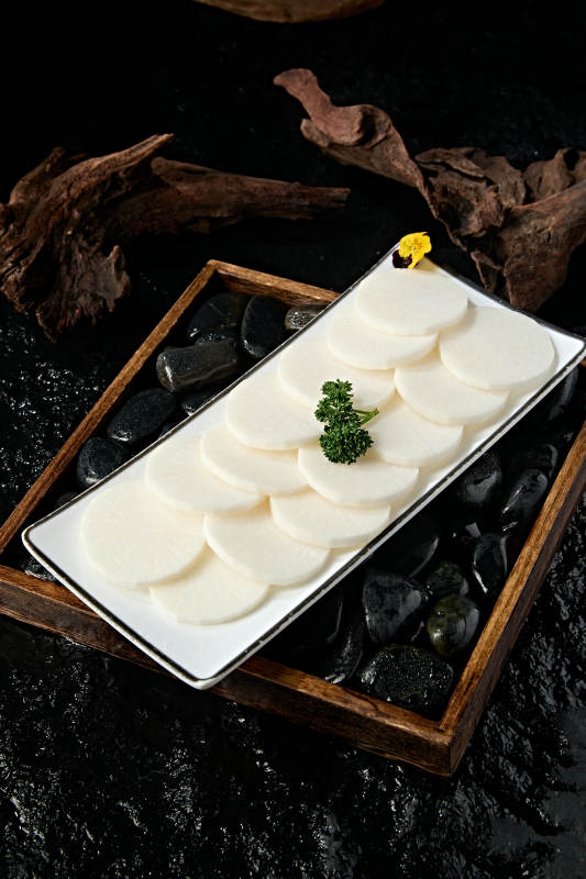 一盘新鲜白萝卜切片图片