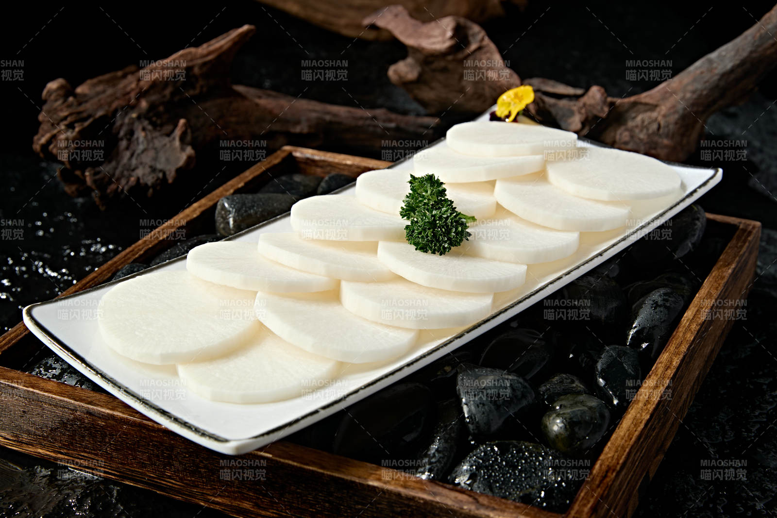 一盘新鲜白萝卜切片图片