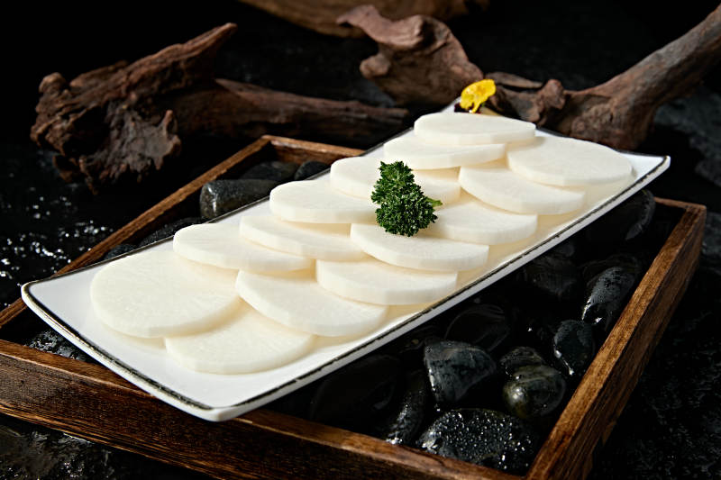 一盘新鲜白萝卜切片图片