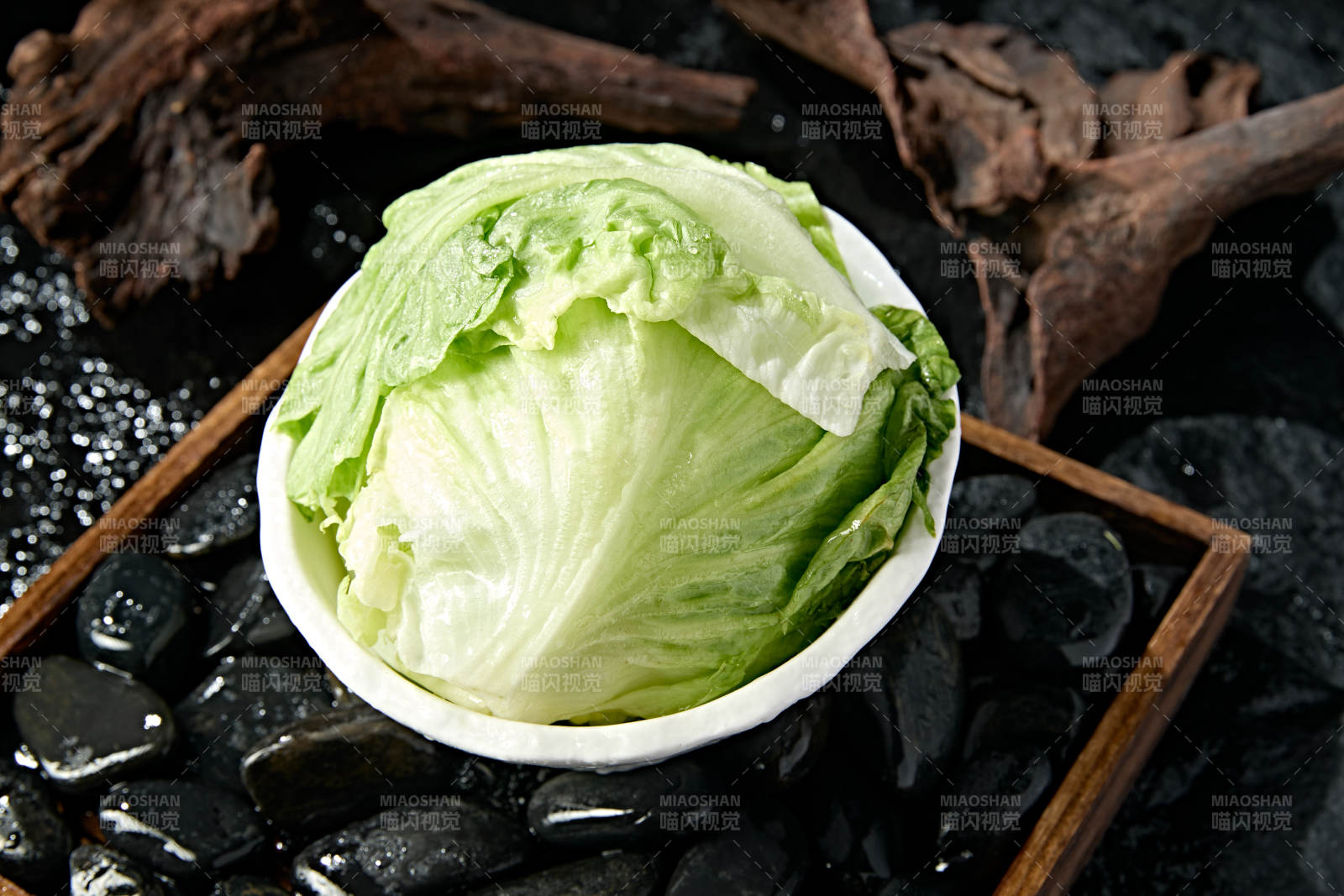 火锅食材一盘新鲜的圆生菜图片