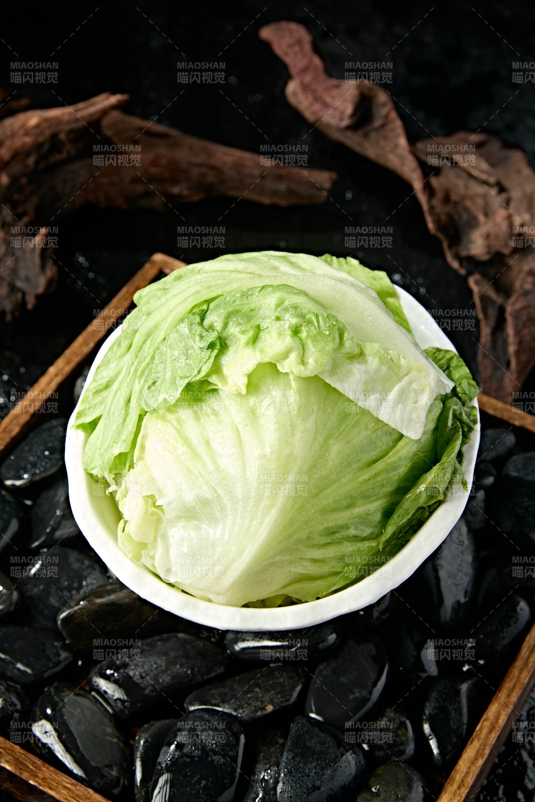 火锅食材一盘新鲜的圆生菜图片