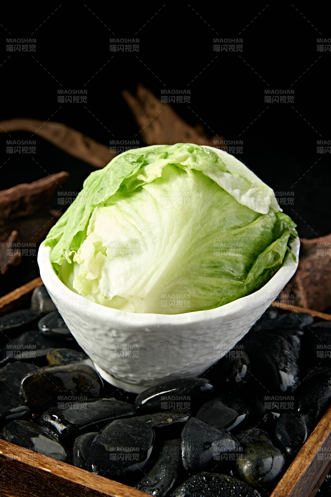 火锅食材一盘新鲜的圆生菜图片