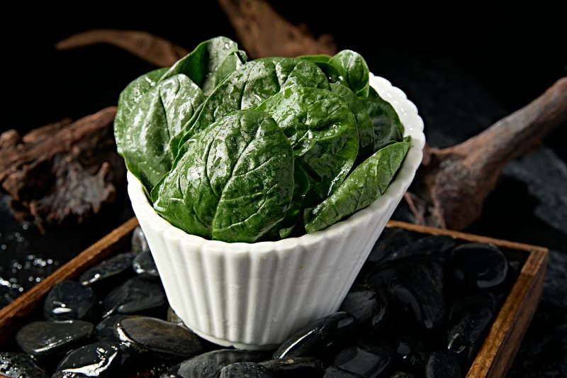 新鲜的火锅食材鲜嫩菠菜图片