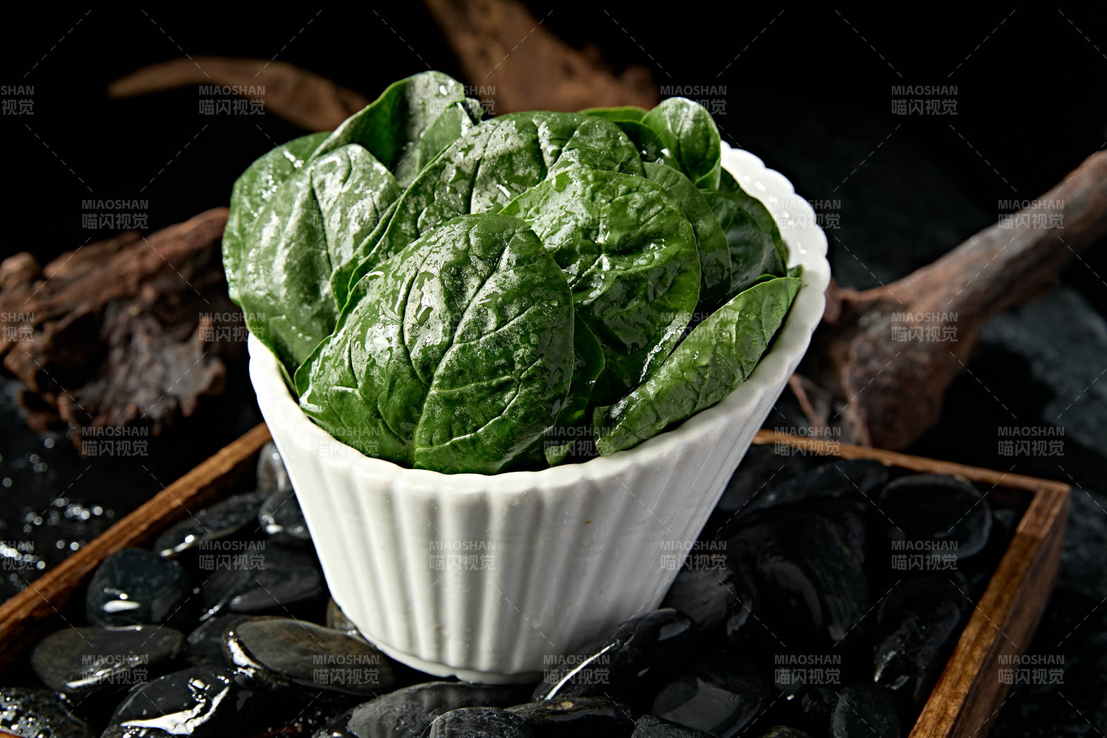 新鲜的火锅食材鲜嫩菠菜图片