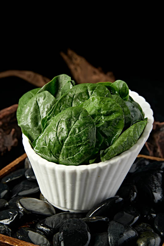 新鲜的火锅食材鲜嫩菠菜图片