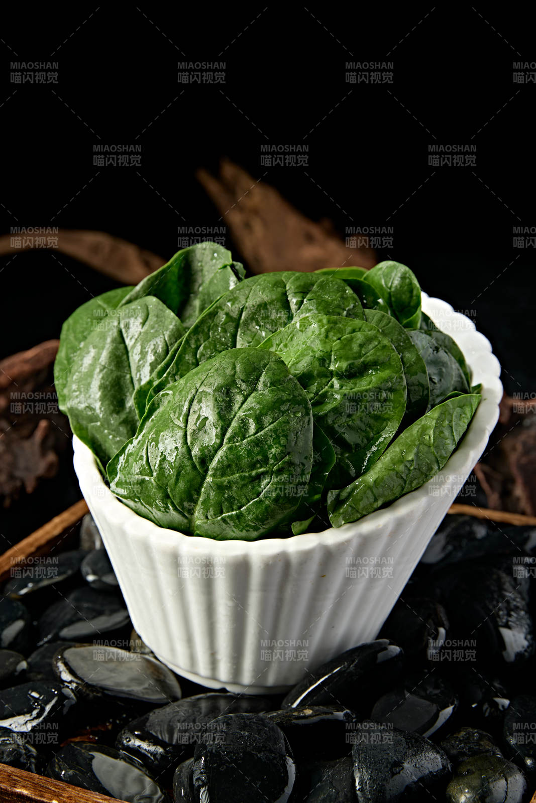 新鲜的火锅食材鲜嫩菠菜图片