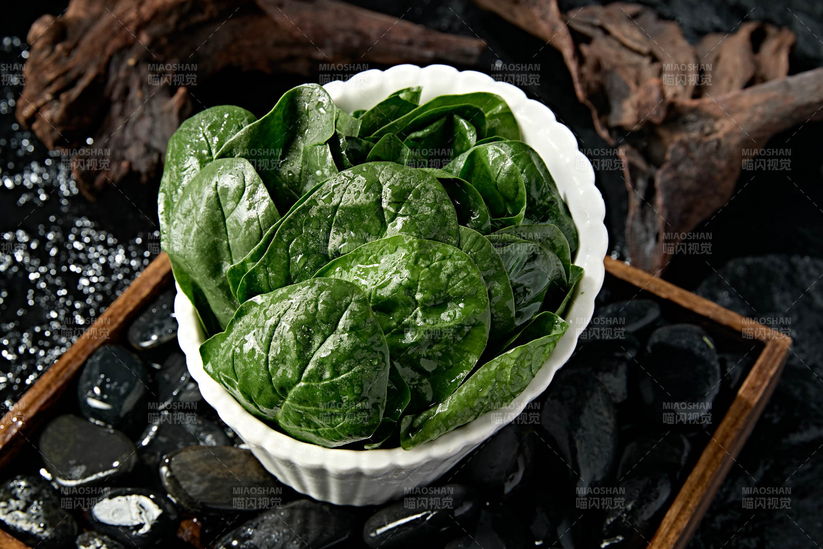 新鲜的火锅食材鲜嫩菠菜图片