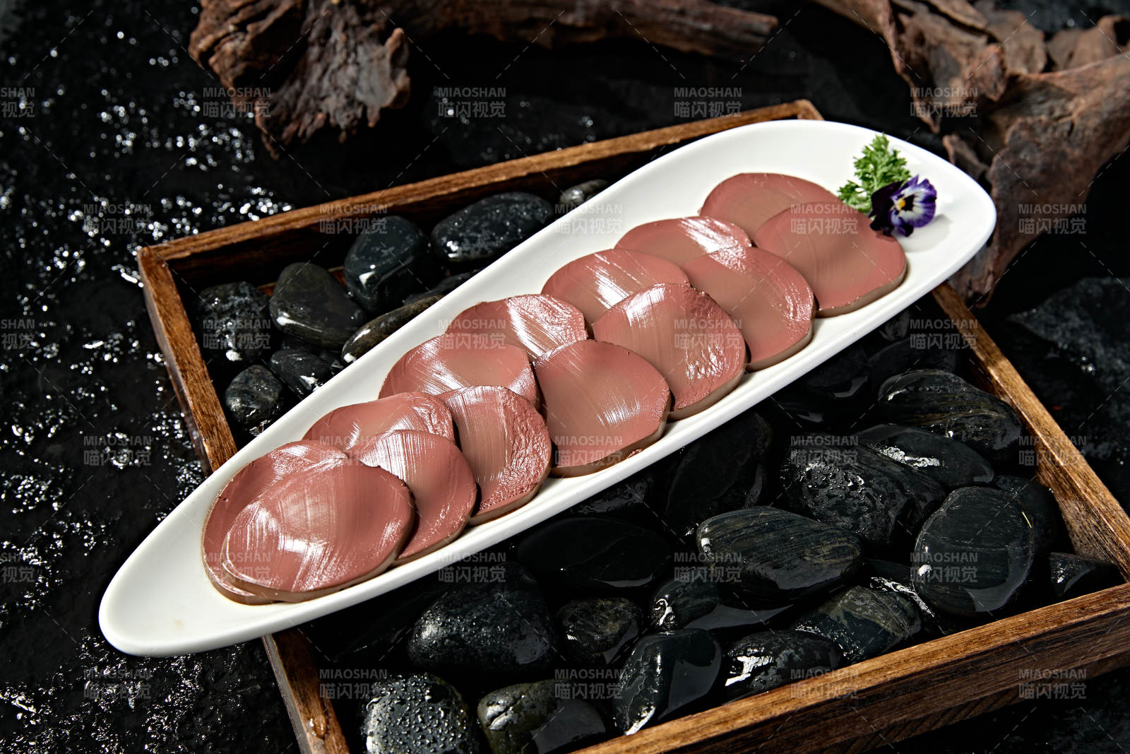 白色瓷盘装的火锅食材鸭血切片图片
