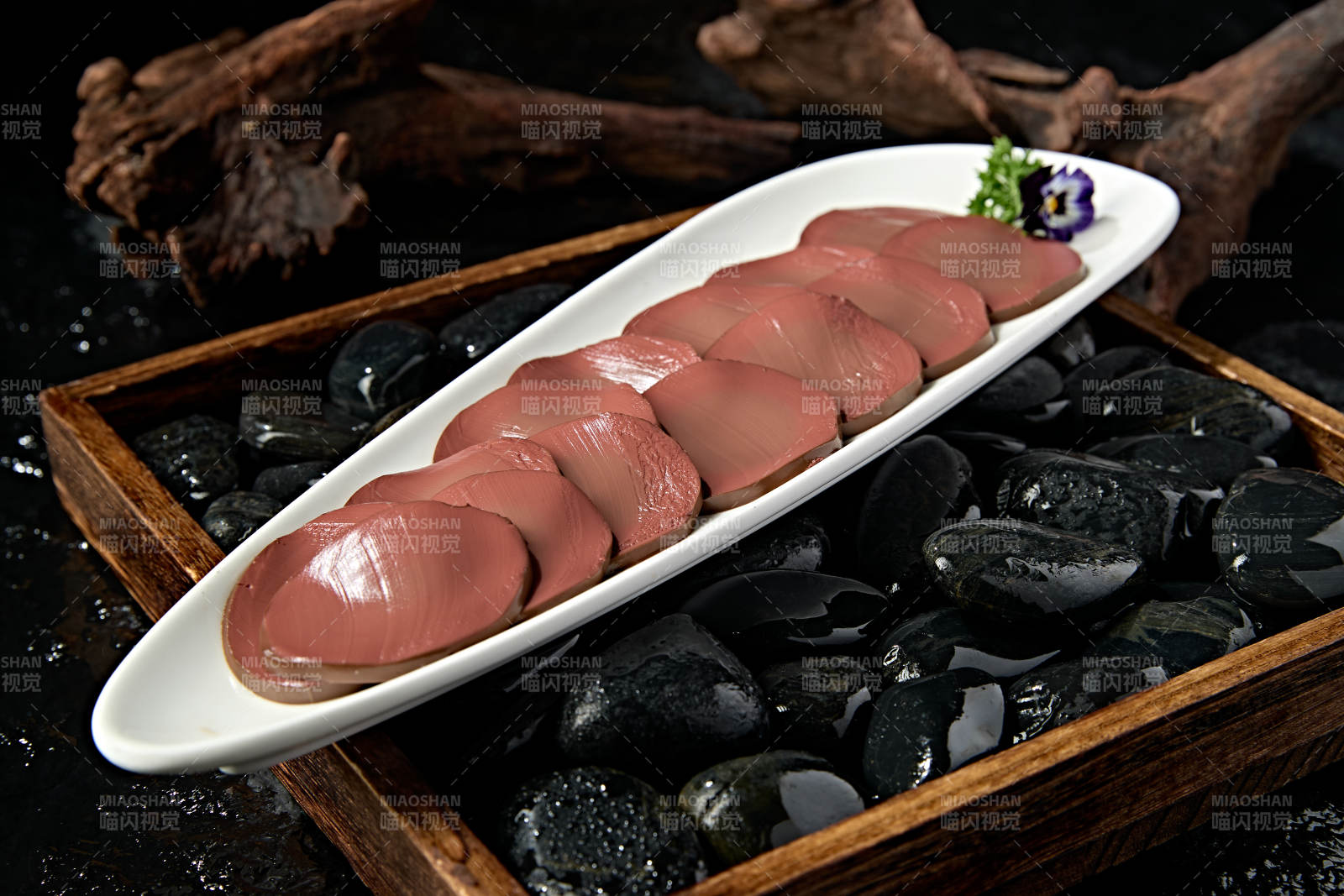 白色瓷盘装的火锅食材鸭血切片图片