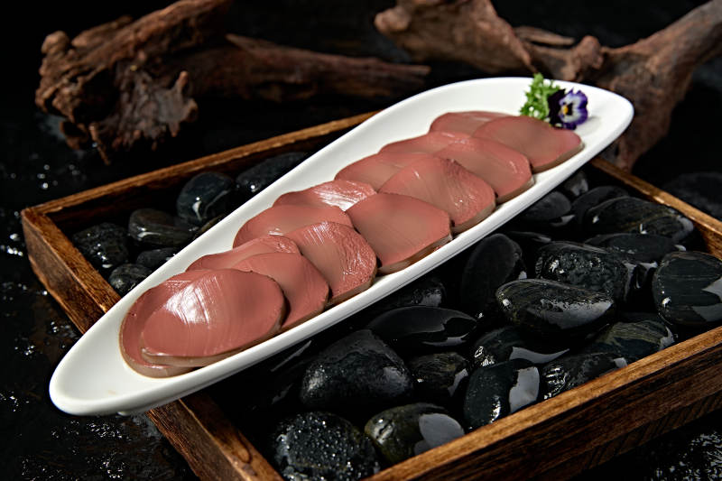 白色瓷盘装的火锅食材鸭血切片图片