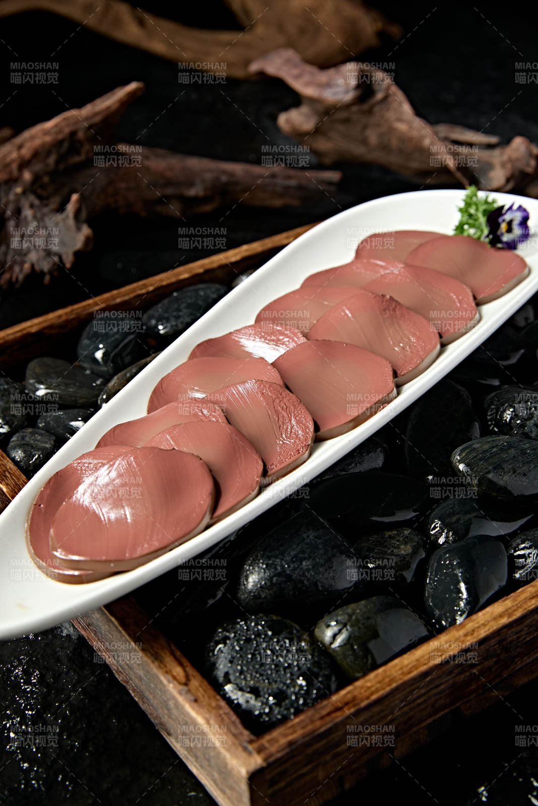 白色瓷盘装的火锅食材鸭血切片图片