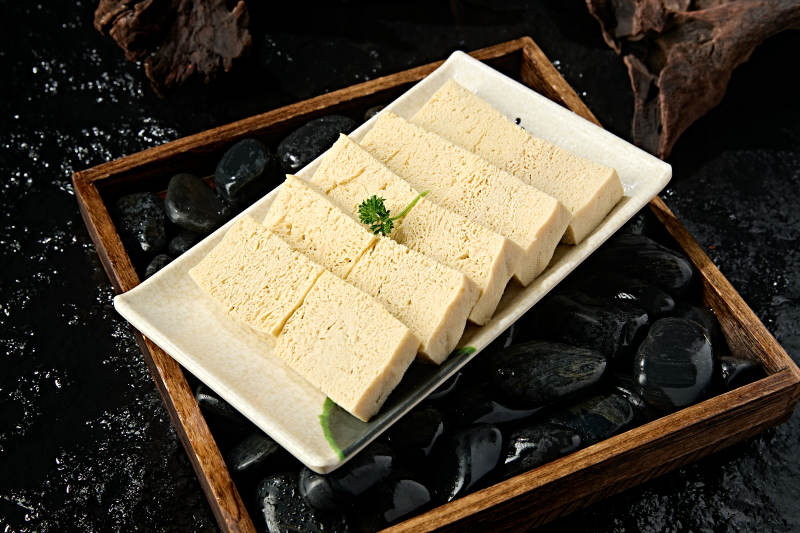 火锅食材一盘冻豆腐切片图片