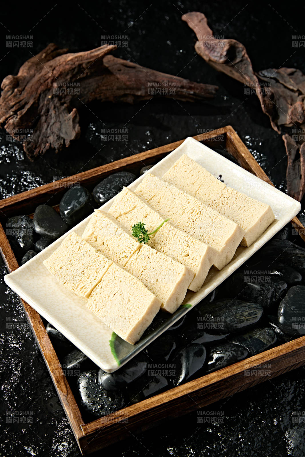 火锅食材一盘冻豆腐切片图片