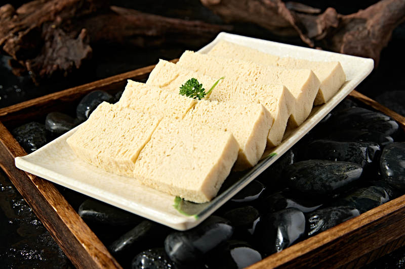 火锅食材一盘冻豆腐切片图片