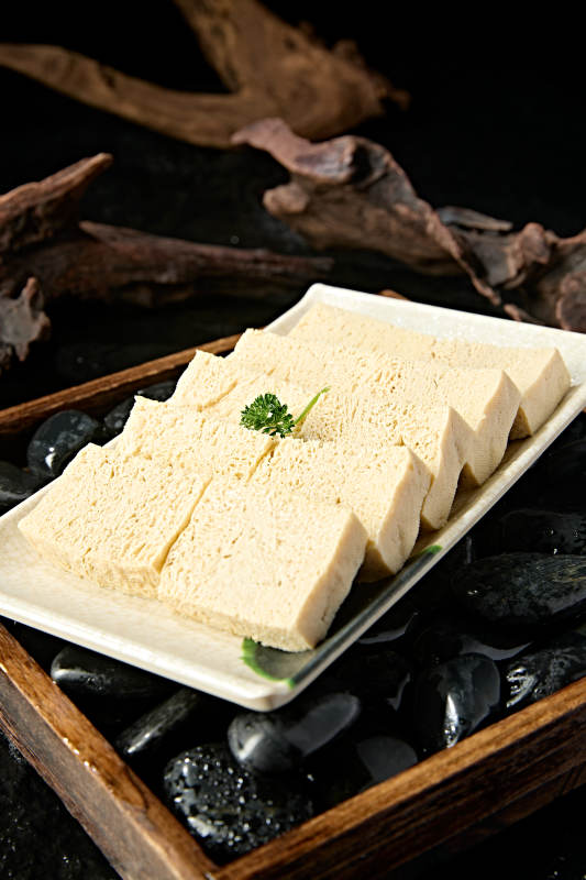 火锅食材一盘冻豆腐切片图片