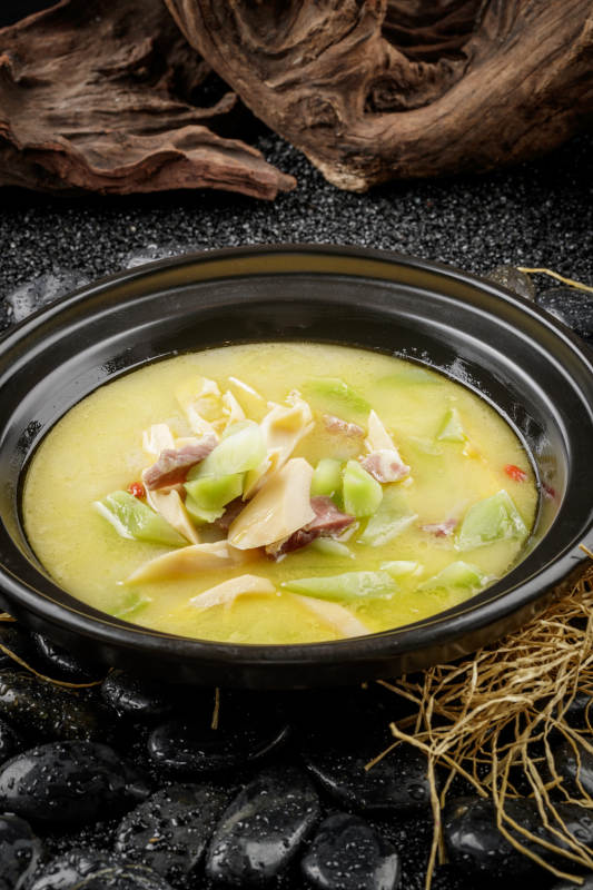 黑色砂锅装的腌肉炖鲜笋图片