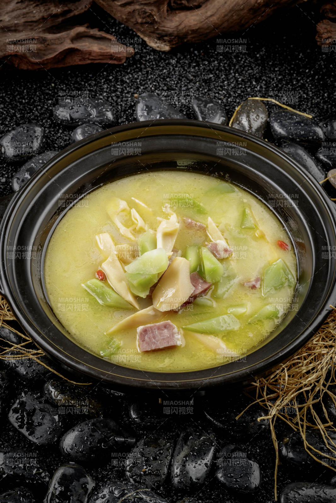 黑色砂锅装的腌肉炖鲜笋图片
