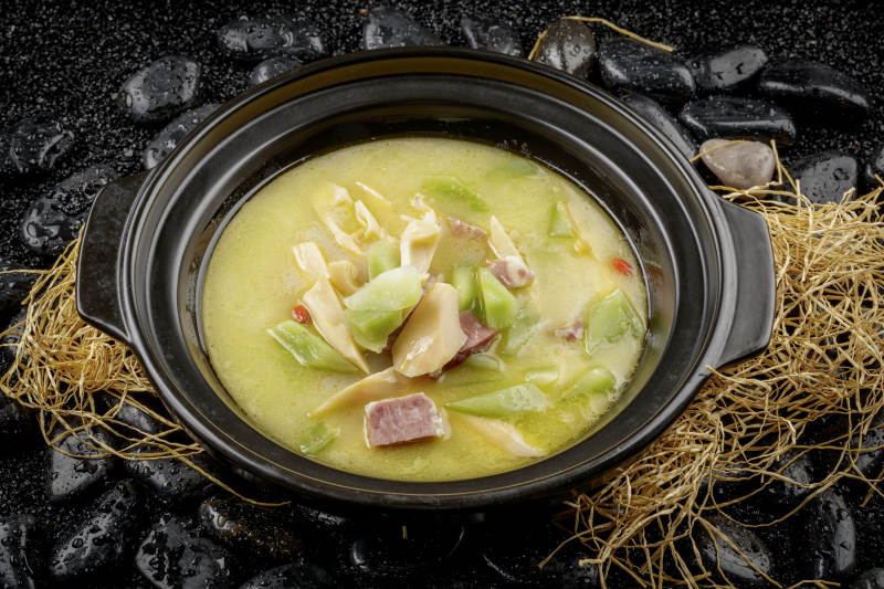 黑色砂锅装的腌肉炖鲜笋图片