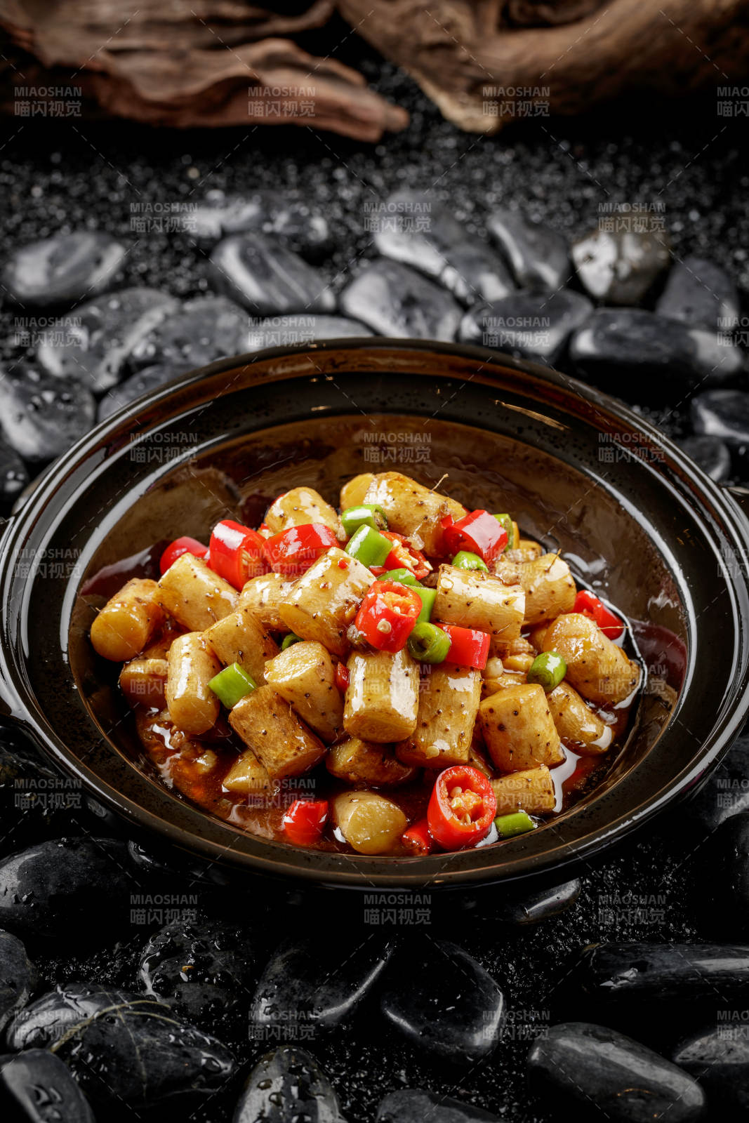 黑色砂锅装的锅烧长山药图片