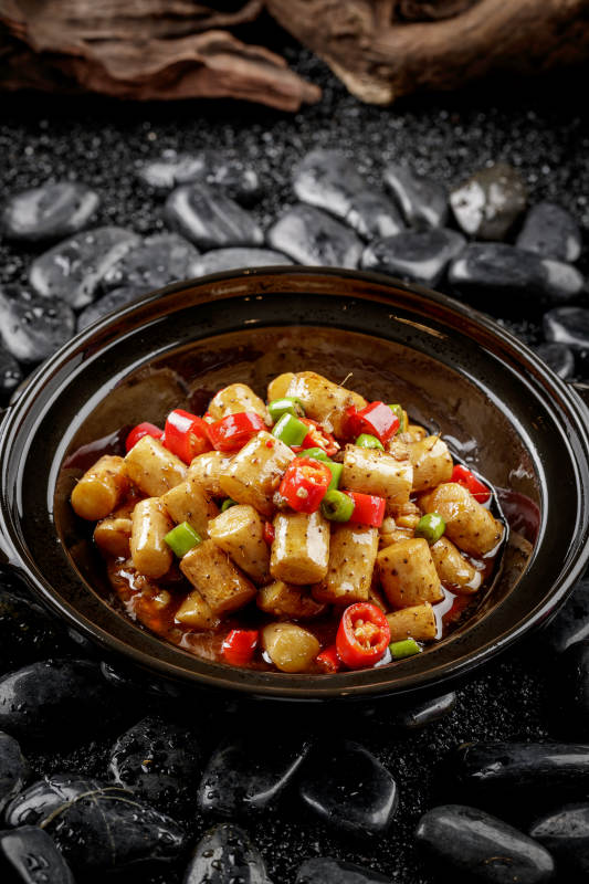 黑色砂锅装的锅烧长山药图片