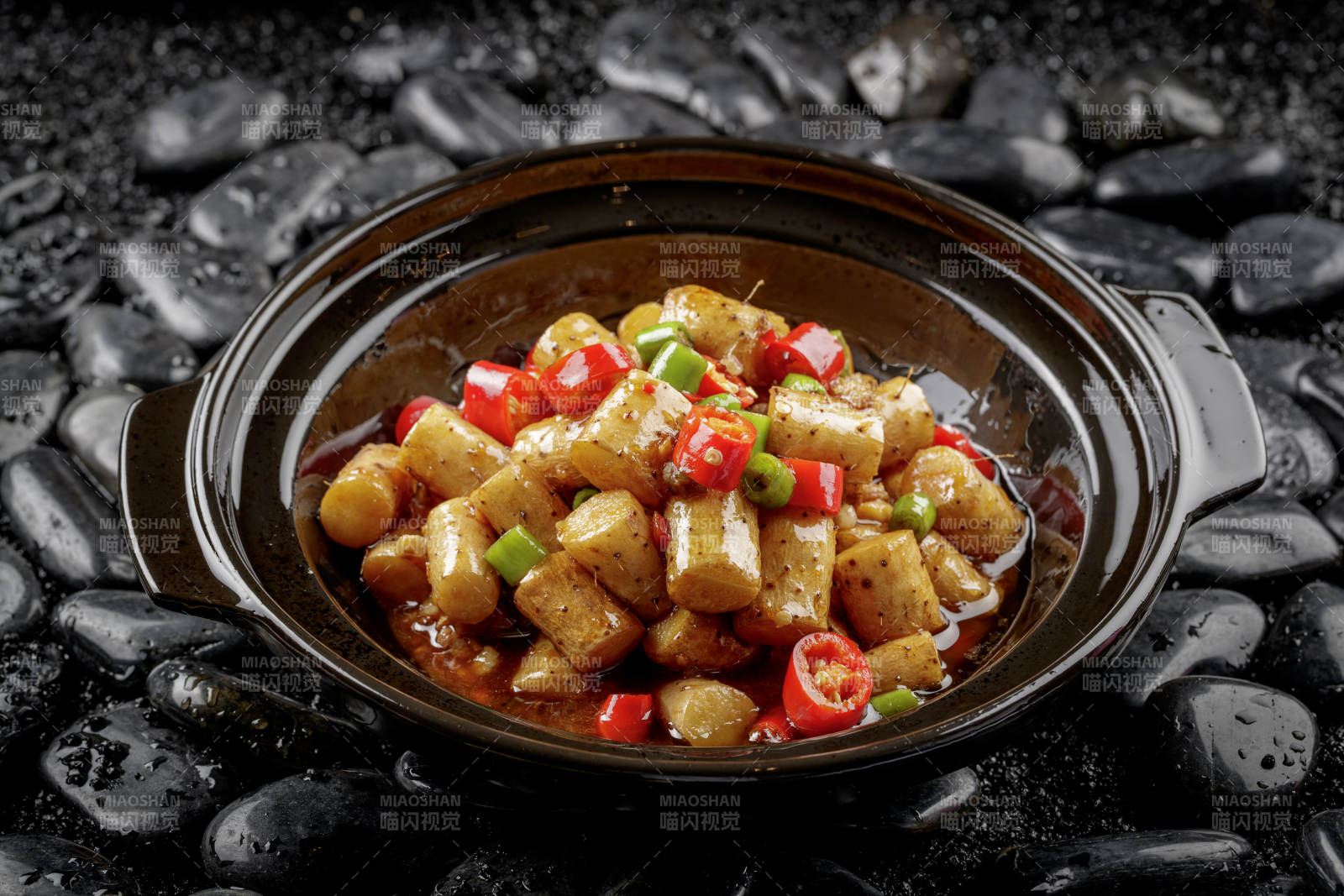 黑色砂锅装的锅烧长山药图片